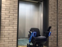 電動車いす、エレベーターと連携して自動走行 WHILLなど実証実験開始 画像