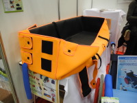 介護者に朗報、ウェットスーツ素材でつくったポータブル簡易浴槽が登場…CareTEX2019 画像