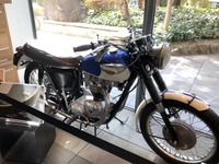 これが紙って信じられる？ 実物大のトライアンフ TR6、東京代官山で展示中 画像