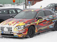 新型Aクラス最強の「メルセデスAMG A45」公開直前か…ファンキーなテスト車両が出現 画像