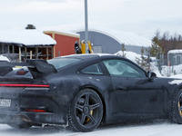 巨大なリアウイング!ポルシェ 911 GT3 新型プロトタイプ、豪雪を駆ける 画像