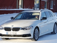 BMW 5シリーズツーリング に初のPHEV…「530e iPerformance」はどこが違う? 画像