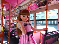 車内がリカちゃんで飾られたバス、運行開始---車体はラッピング［詳細画像］ 画像