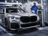 BMW 7シリーズ 改良新型、量産第一号車がラインオフ…最新デジタル工場から 画像