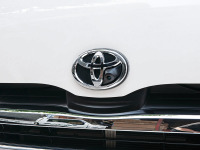データシステム、エンブレムフロントカメラキット発売へ まずはハイエース / オデッセイ用 画像