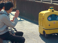 宅配ロボット、慶応キャンパスでコンビニ弁当を配送　世界初の実証実験［動画］ 画像