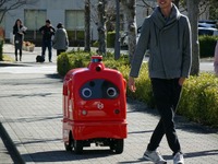 宅配ロボットサービスを大学構内で実証実験、世界初　ZMP・ローソン・慶大が協力 画像