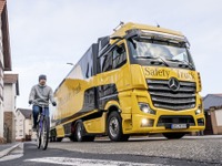 メルセデスベンツの大型トラック、デジタルミラーと巻き込み事故防止システムを連携 画像