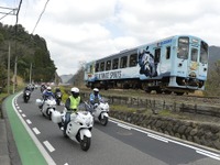 若桜鉄道にスズキ製バイク『隼』の新ラッピング車…バイクと並走パレード　3月16日 画像