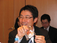 【神尾寿のアンプラグド特別編】10代デビューを狙え!! ケータイ春商戦でドコモが先手 画像