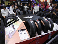 ブリヂストン、BATTLAXの世界観を製品とグラフィックアートで表現…東京モーターサイクルショー2019 画像