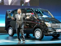 MGが11人乗りバン『V80』を発表、大幅なディスカウントも…バンコクモーターショー2019 画像