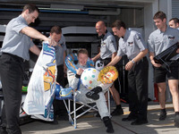 ミカ・ハッキネンが3万人のスタッフにさよなら 画像