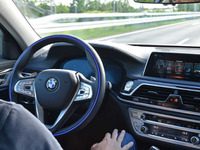 BMW、ハンズ・オフ機能付き渋滞運転支援システムを日本市場導入へ 画像
