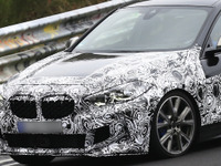 BMW 1シリーズ 最強のFFホットハッチ、「M135i」のマスクが完全露出 画像