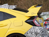 翼にはニュルの証…ホンダ シビックタイプR、カーボン採用の限定モデルか 画像