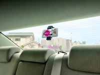 使わなくなったスマホを あおり運転録画に活用、リア専用アプリとスマホホルダー登場 画像