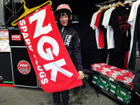 女子は装着じゃなくて試着! SUPER GT に出店する NGKスパークプラグ 画像