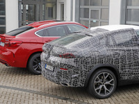 BMW X6 新型、現行モデルとの違いがわかるツーショットを激写 画像