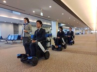 自動で追従する電動車いす ANAが成田空港で実証実験を実施へ 画像