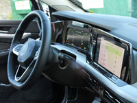 VW ゴルフ 新型のインテリアは高級感がスゴイ…進化するコックピットを激写 画像