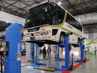 バスもOK、サイズを選ばない移動式リフト…オートサービスショー2019 画像