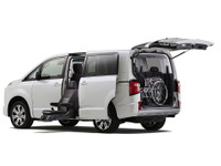 【三菱 デリカD:5 新型】福祉車両「サイドムービングシート仕様車」を設定 画像