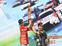 【SUPER GT 第3戦】トロフィを掲げて優勝者の気分を味わえるGTスクエアブース 画像