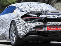 スーパーカーにV6ハイブリッドの波?マクラーレン新型プロトタイプの正体は 画像