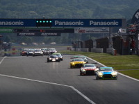 【スーパー耐久 富士24時間】レースがスタート、各クラス接戦の展開に 画像