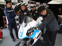 【マン島TT】天候不順続きで6月4日、5日ともにレース中止に。チーム無限も我慢のレースウィークが続く 画像