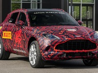 アストンマーティン初のSUV『DBX』、最新プロトタイプの画像…今秋正式発表へ 画像