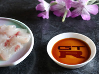 「GT-R」のエンブレムが浮かび上がる醤油皿---食卓の団らんを加速?! 画像