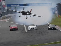 【SUPER GT 第5戦】室屋義秀選手、レクサス車とのクロッシングフライト披露へ 画像