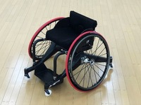 フレームにカーボンを使用したパラバドミントン用車いす 東レ・カーボンマジックなど開発に参画 画像