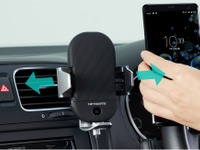 カロッツェリア、電動オートホールド式スマホホルダー発売 急速ワイヤレス充電にも対応 画像