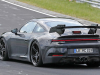 ポルシェ 911GT3 新型、電動化はナシ! 巨大ウィング装着でニュル出現 画像