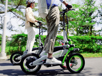 小型電動立ち乗りモビリティ『トリタウン』でガイドツアー、ヤマハ発動機が実証実験実施へ 画像
