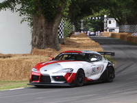 トヨタ スープラとレクサス LC コンバーチブル試作モデルがヒルクライムに登場…グッドウッド2019 画像