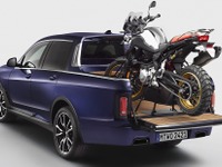 BMW X7 をピックアップトラック化、荷台に二輪車積載可能…ワンオフ発表 画像