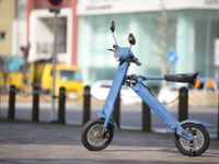 公道を走行できる折り畳み電動バイクに新色…ブレイズスマートEV 画像