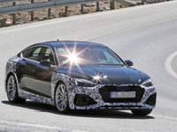 アウディ RS5スポーツバック に早くも改良新型!前後デザイン刷新へ 画像