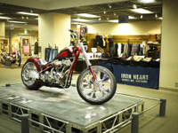 百貨店にカスタムバイク…「HERITAGE モーターサイクルウエア＆ギアの世界」で見た大阪の“粋” 画像
