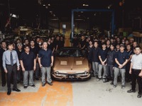 光岡50周年記念モデル『ロックスター』がラインオフ、初号車オーナーととも喜びを分かち合う 画像