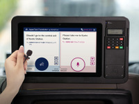 JapanTaxi、車載タブレットに「ポケトーク」搭載 京都で実証実験開始 画像