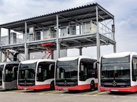 メルセデスベンツの新型EVバス、パンタグラフやルーフレールから急速充電…新コンセプトの充電施設 画像