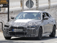 BMW初の4ドアEVクーペ「i4」、車高は高くクロスカントリー風? 画像