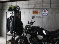 「バイクに乗る俺」をそのままディスプレイ、ライダーギア専用ラック発売 画像