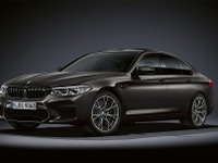 BMW M5誕生35周年記念モデル、内外装に限定装備を多数採用 価格2160万円 画像