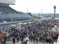 【鈴鹿10時間】決勝日のピットウォークもレースクイーンの笑顔からスタート 画像